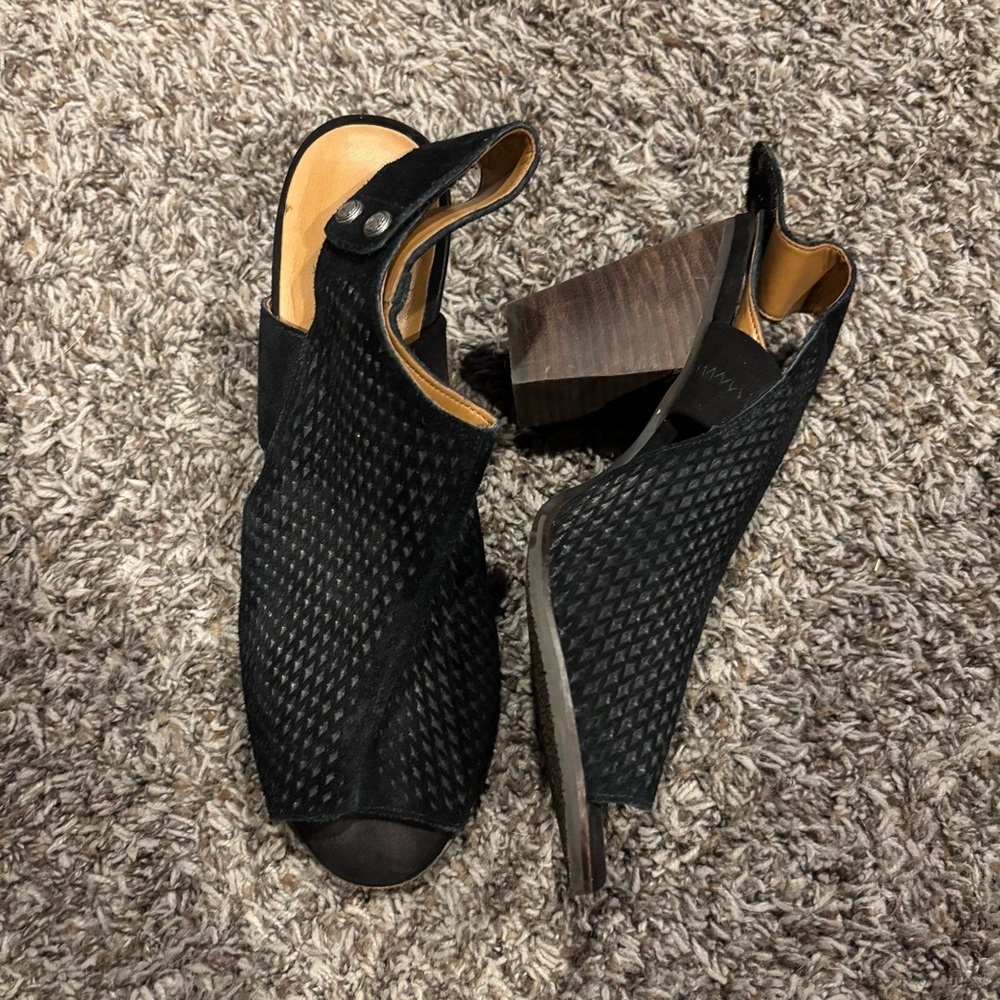 Arturo Chiang Black Heels with Breathable Design